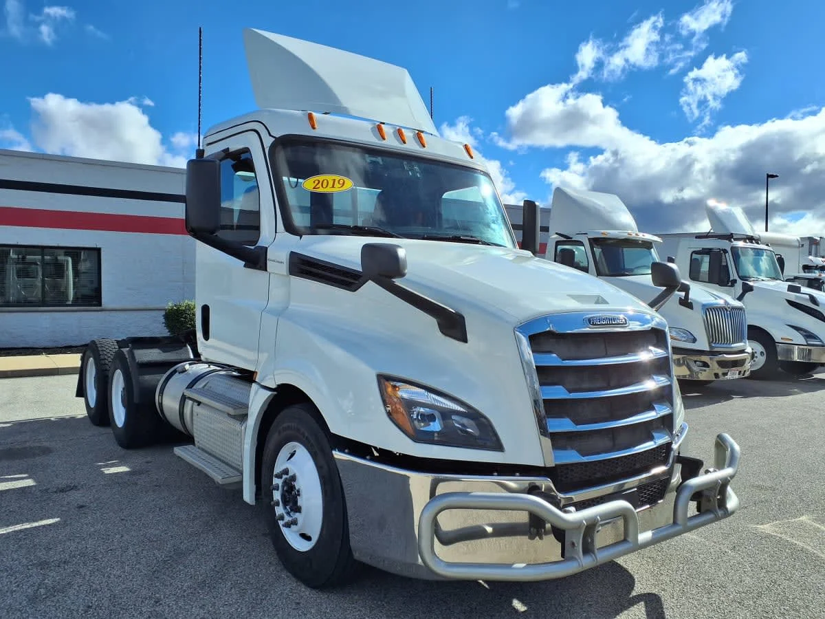 2019 Freightliner Cascadia in Cleveland, OH — photo 3