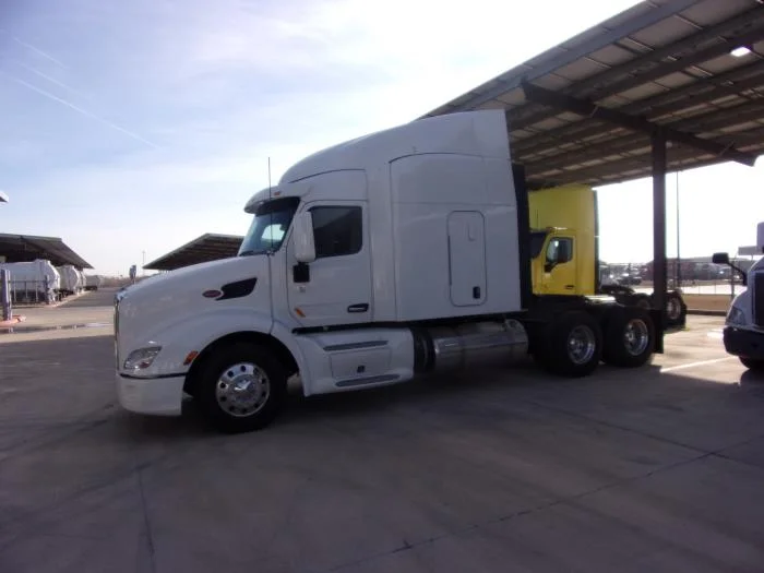 2020 Peterbilt 579 - image 2