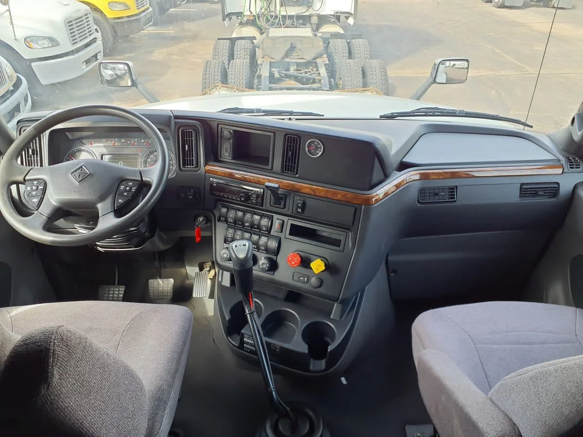 2019 International LT - image 7