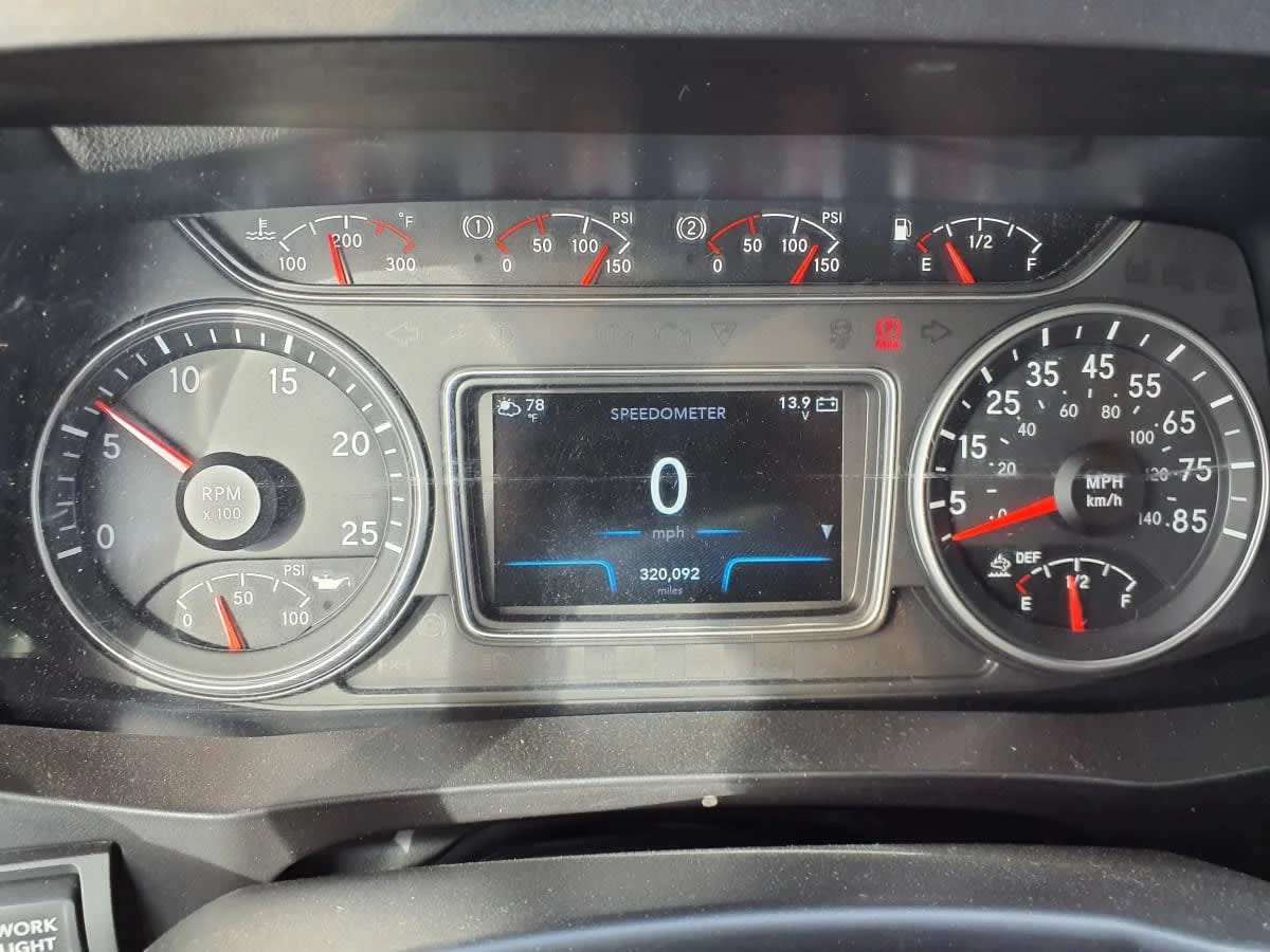 2019 International LT - image 10