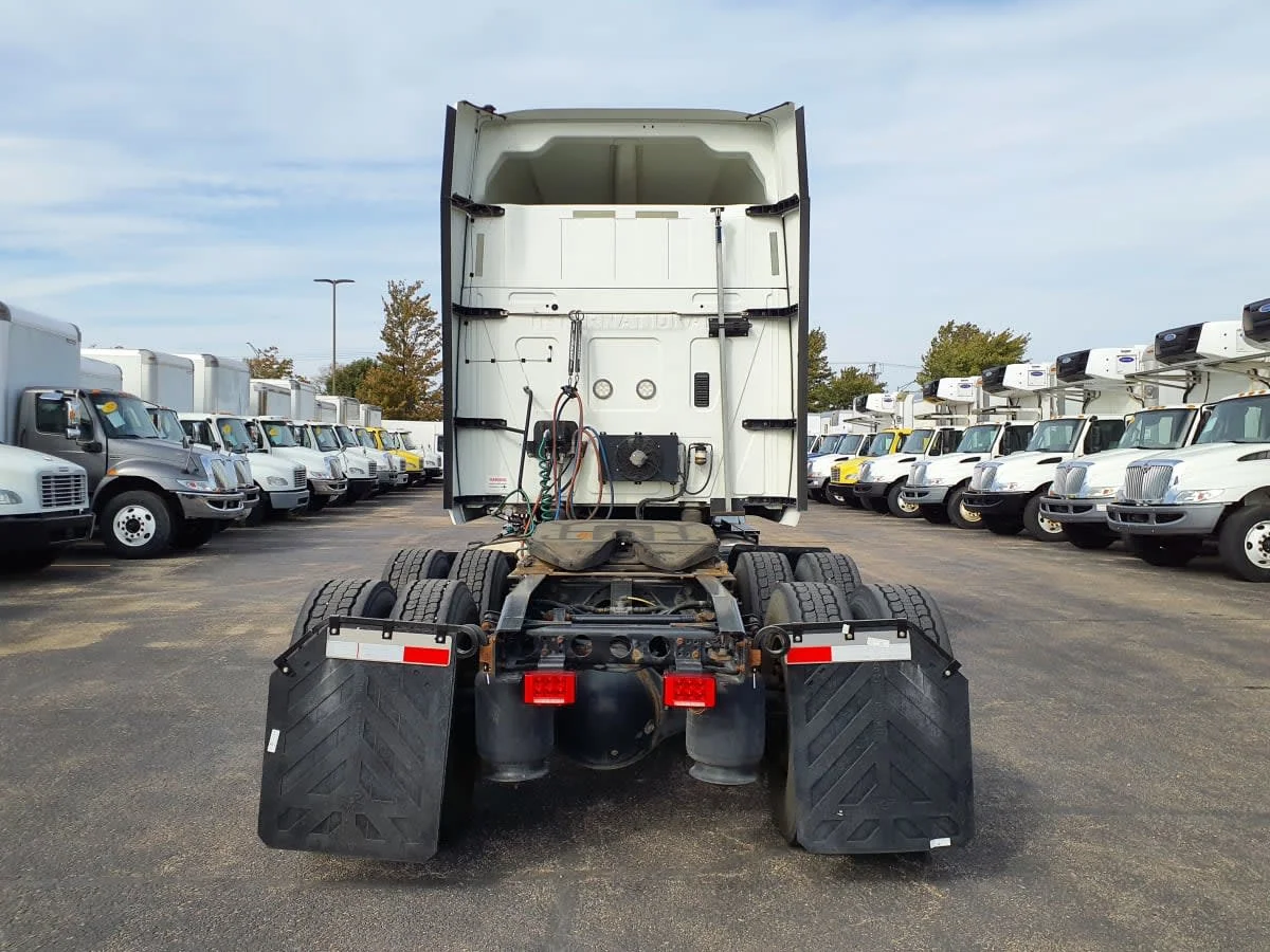 2019 International LT - image 5