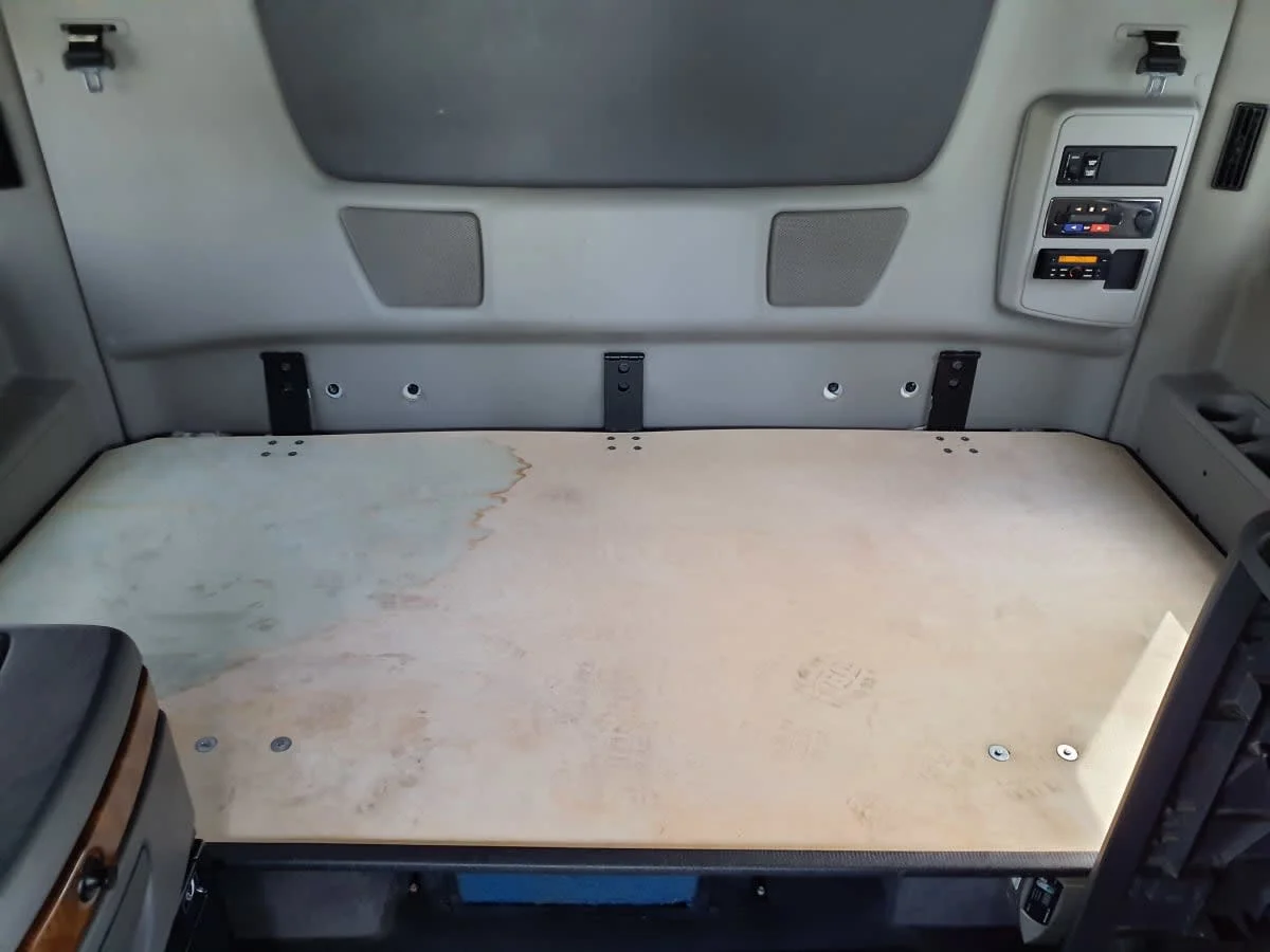 2019 International LT - image 8