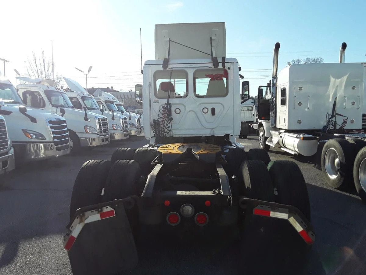 2019 Freightliner Cascadia in Allentown, PA — photo 5