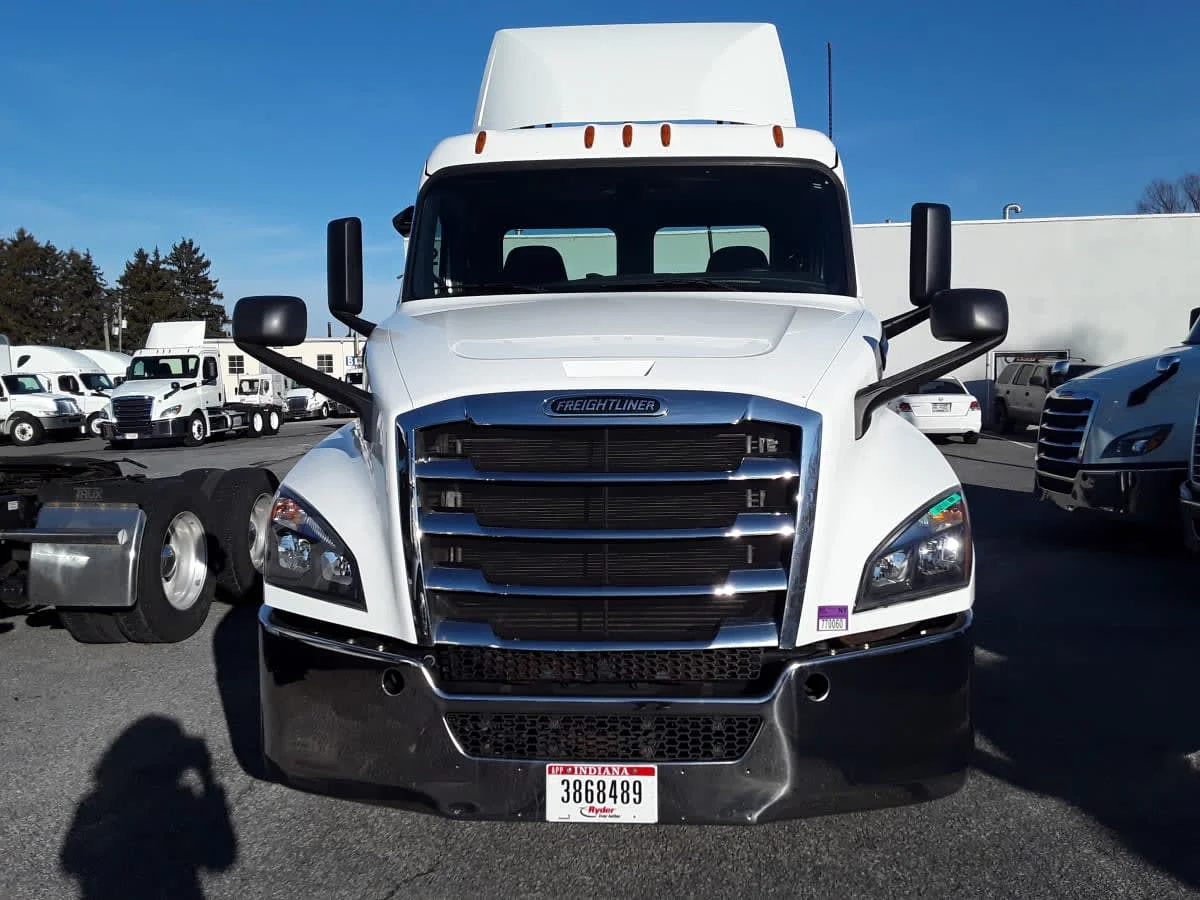 2019 Freightliner Cascadia in Allentown, PA — photo 2