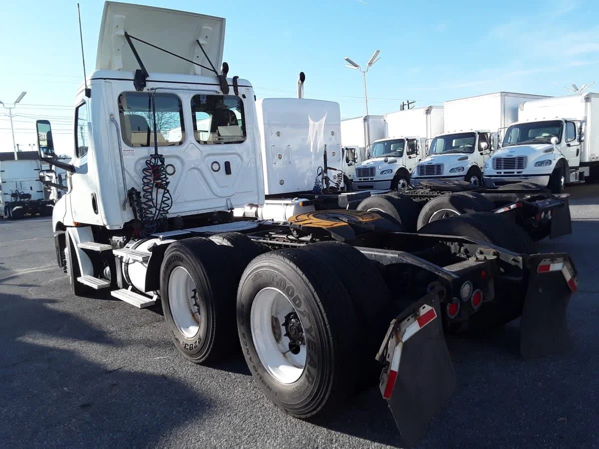 2019 Freightliner Cascadia in Allentown, PA — photo 6
