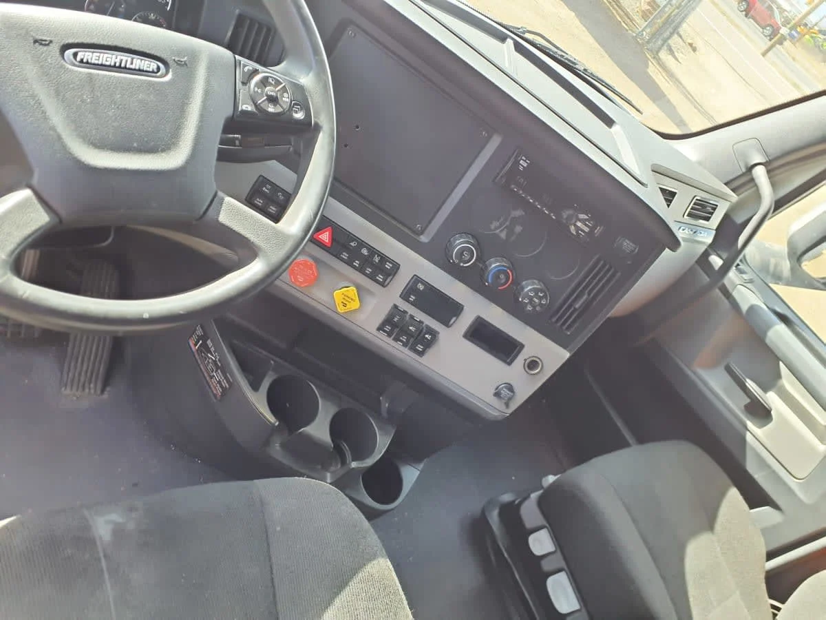 2019 Freightliner Cascadia - image 7