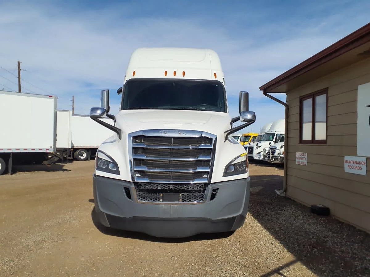 2019 Freightliner Cascadia - image 2
