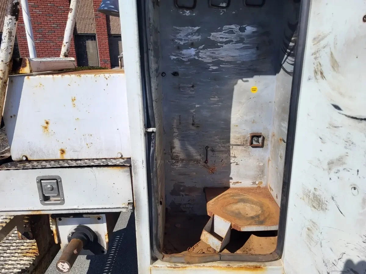 2010 International 4300 - image 45