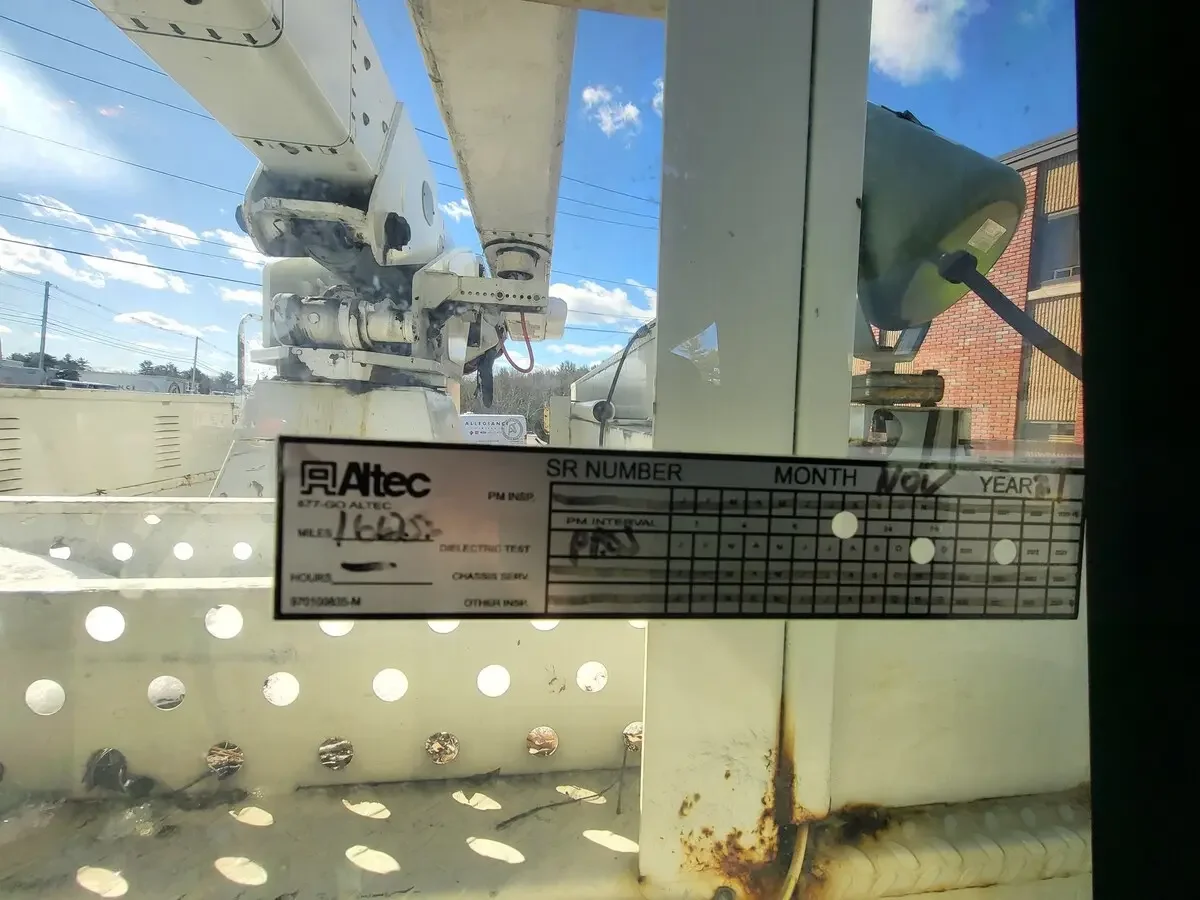 2010 International 4300 - image 24