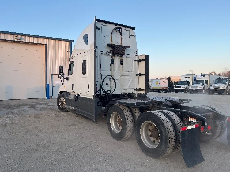 2016 Freightliner Cascadia - image 5