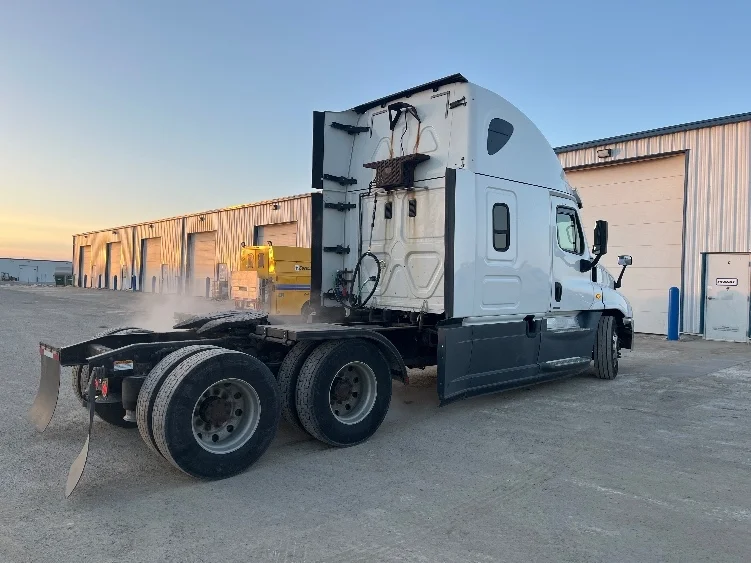 2016 Freightliner Cascadia - image 7