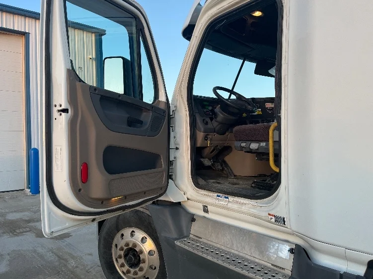 2016 Freightliner Cascadia in Lincoln, ND — photo 9