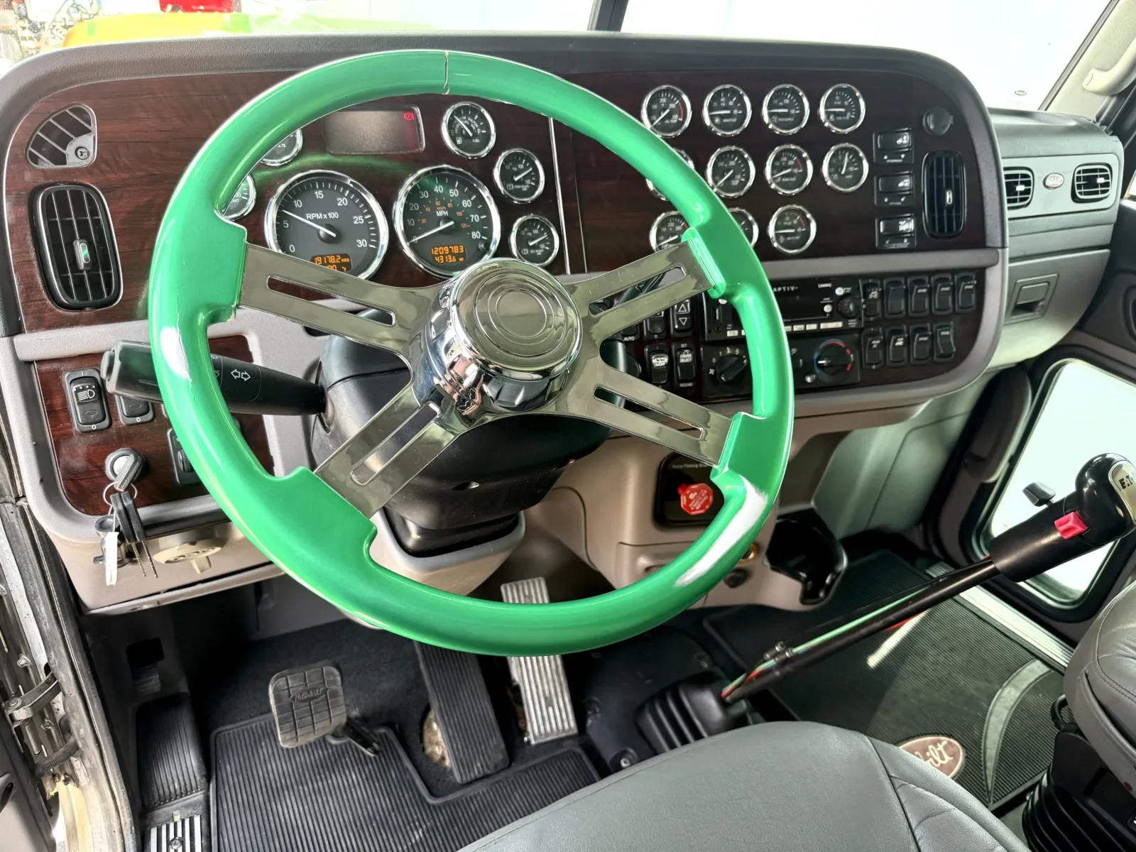 2016 Peterbilt 389 in New Lenox, IL — photo 15