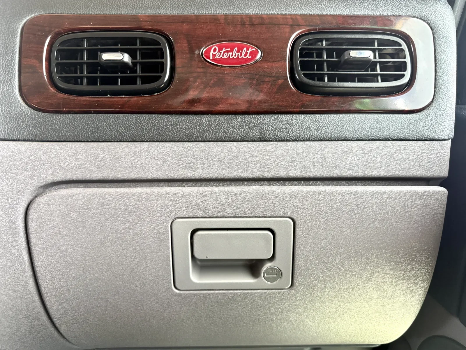 2016 Peterbilt 389 in New Lenox, IL — photo 18