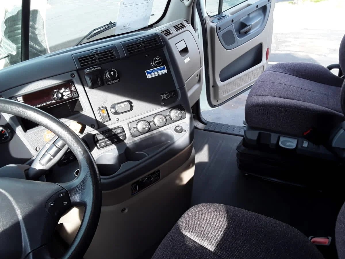 2020 Freightliner Cascadia - image 7