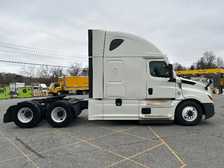 2021 Freightliner Cascadia - image 8