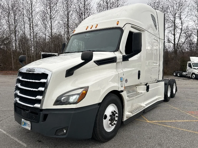 2021 Freightliner Cascadia - image 3