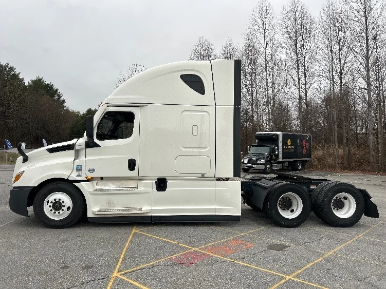 2021 Freightliner Cascadia - image 4