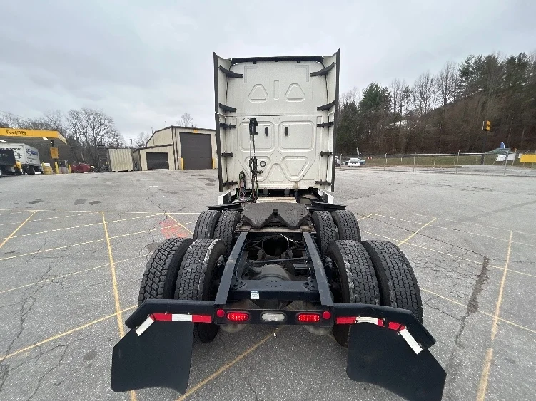 2021 Freightliner Cascadia - image 6