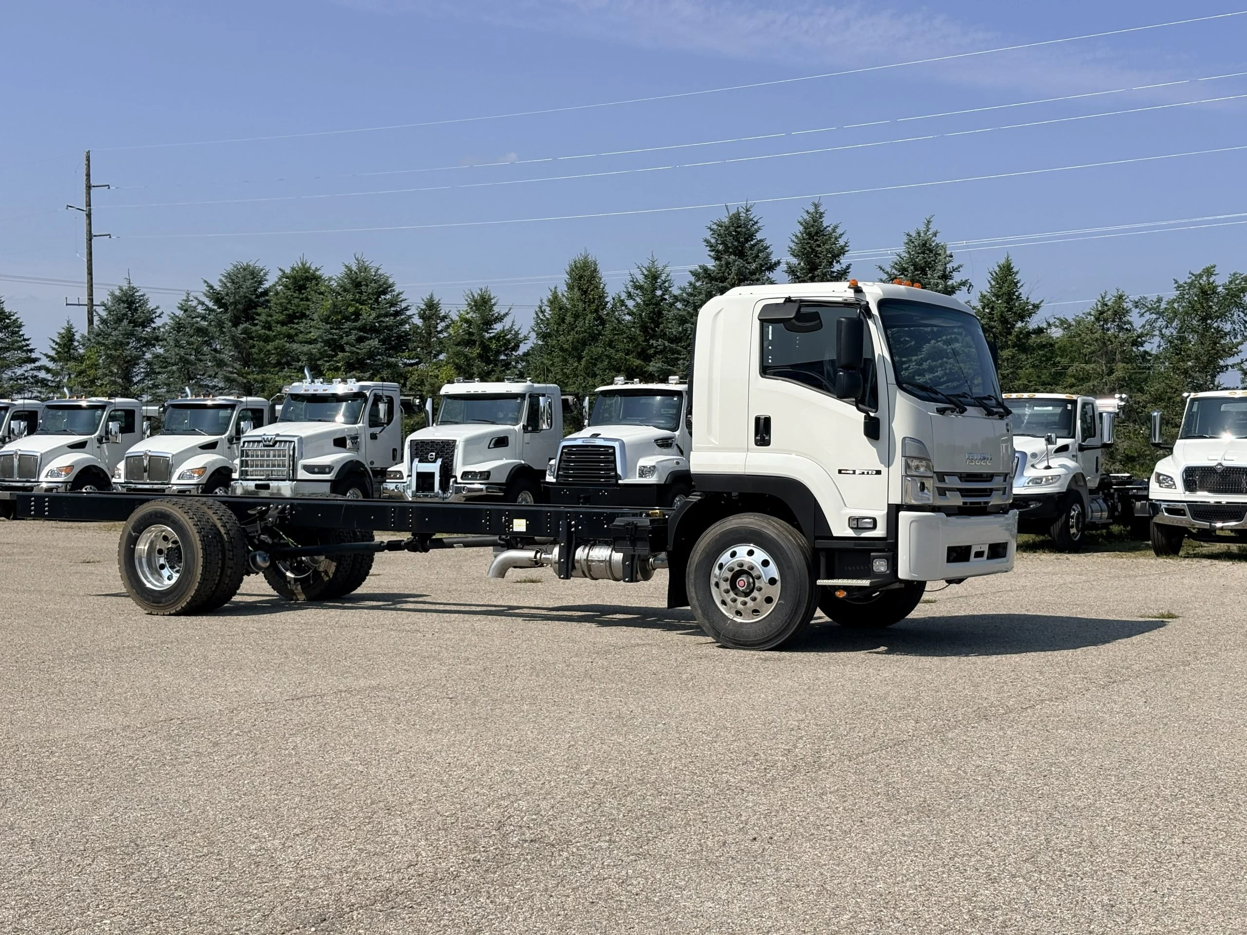 2025 Isuzu FTR — photo 4