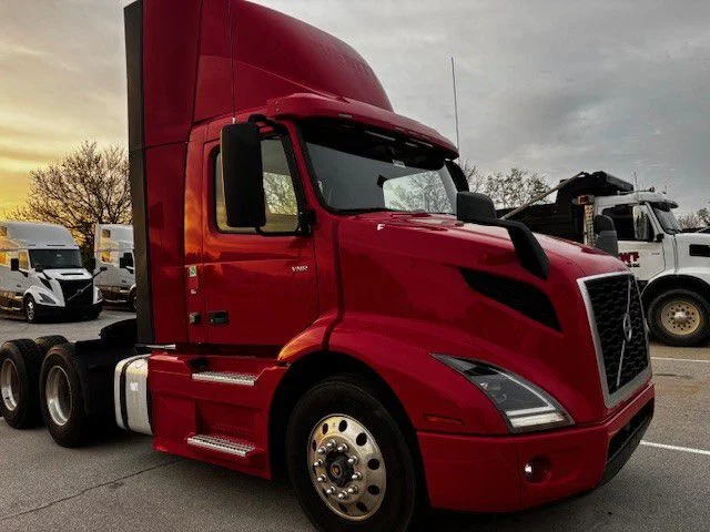 2020 Volvo VNR 660 in Indianapolis, IN — photo 3