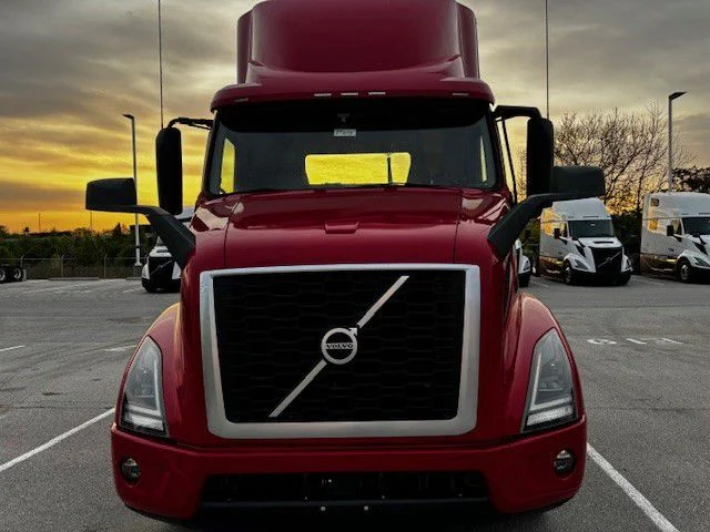 2020 Volvo VNR 660 in Indianapolis, IN — photo 2
