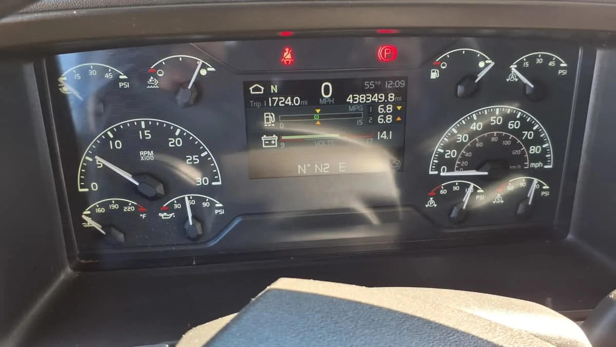 2020 Volvo VNR 640 - image 11