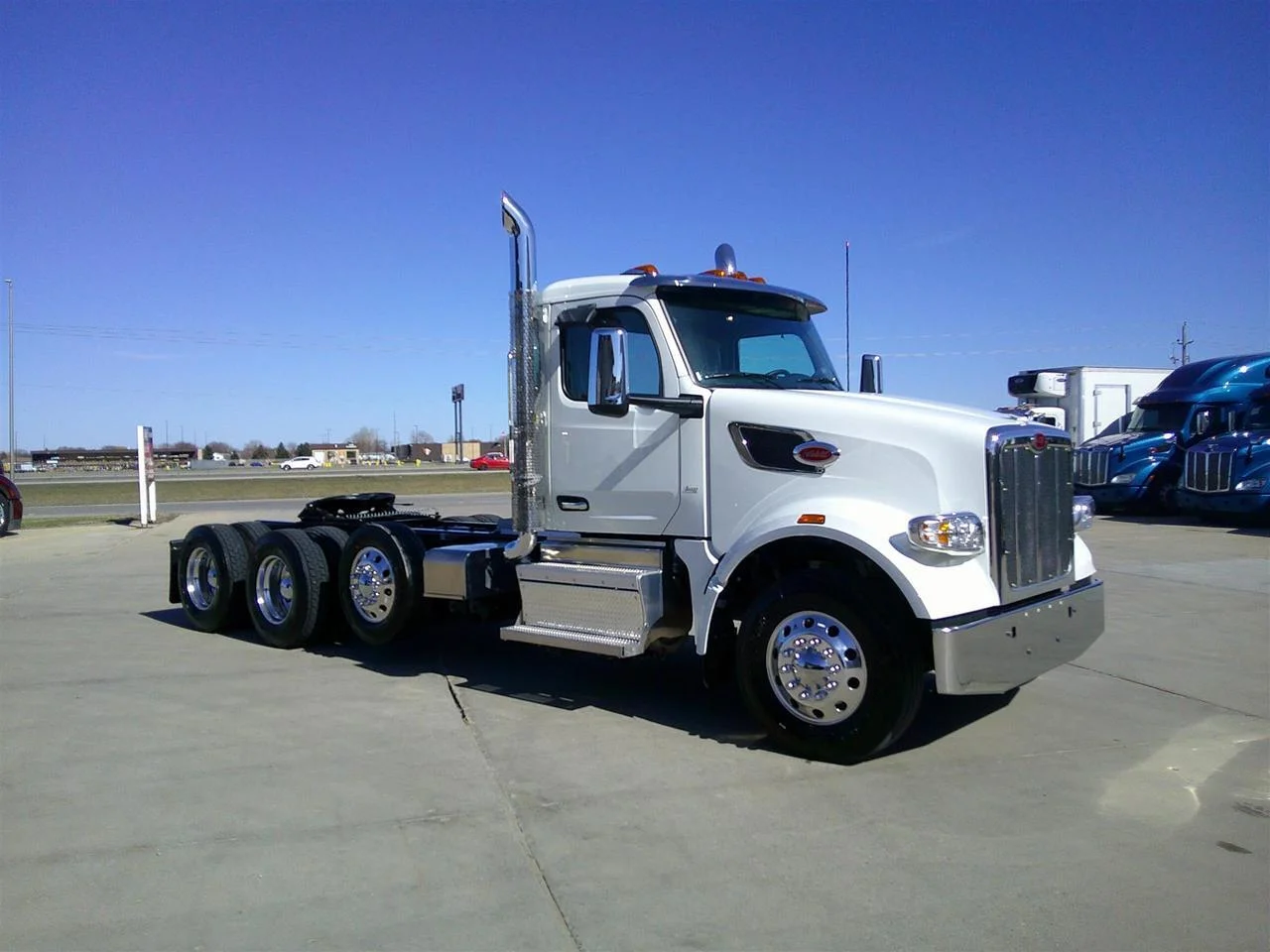 2027 Peterbilt 567 in Fargo, ND — photo 2
