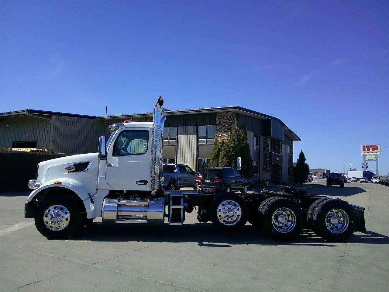 2027 Peterbilt 567 in Fargo, ND — photo 3