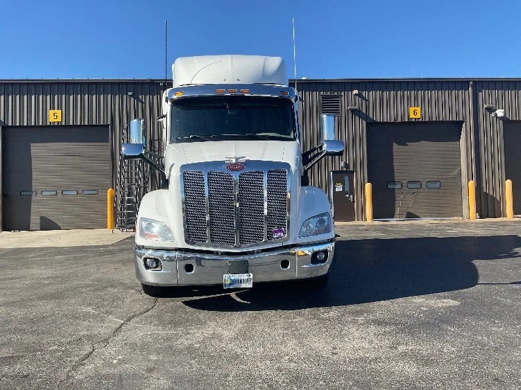 2020 Peterbilt 579 - image 2
