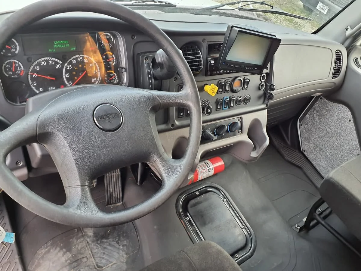 2020 Freightliner M2 106 - image 7