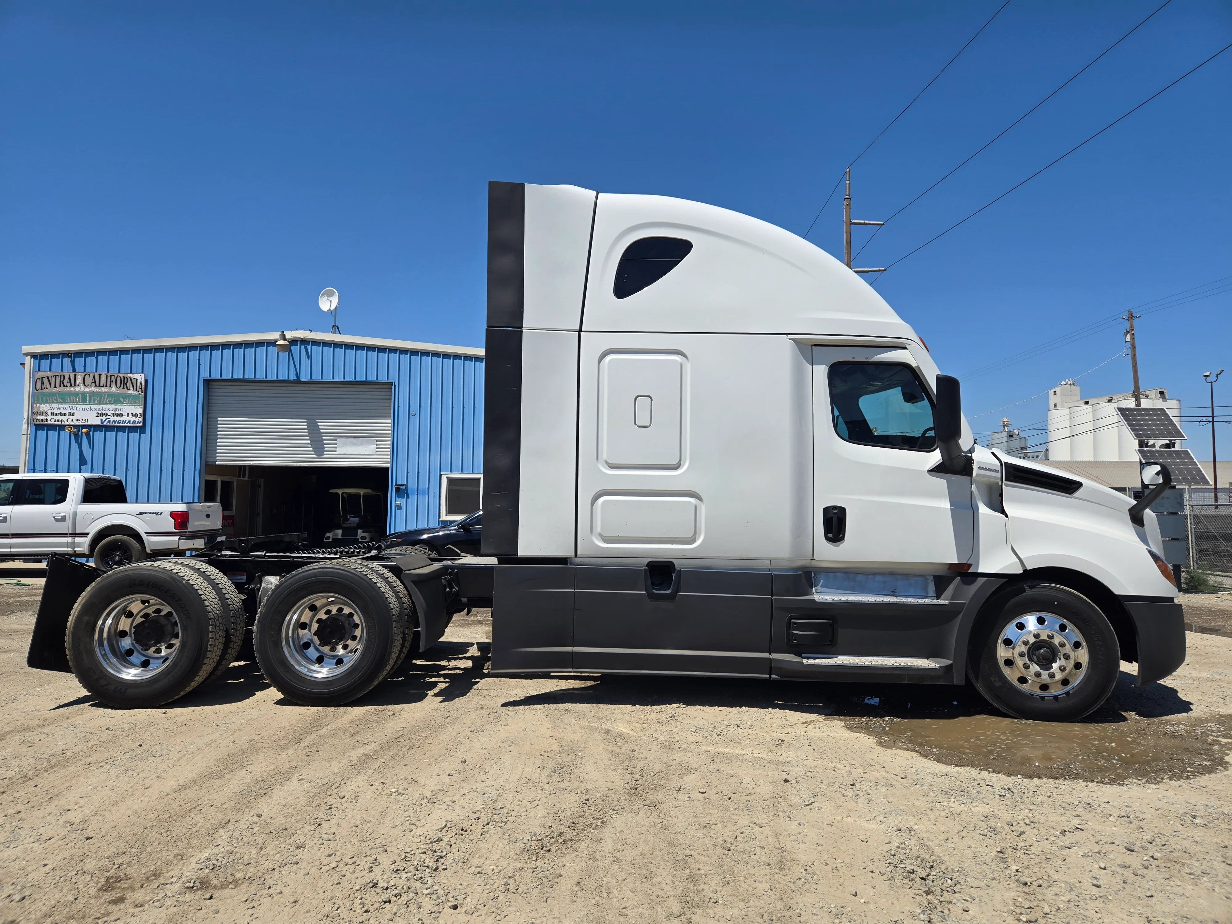2023 Freightliner Cascadia in French Camp, CA — photo 4