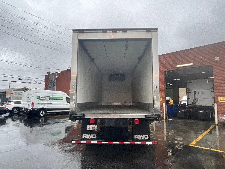 2017 Hino 338 - image 8