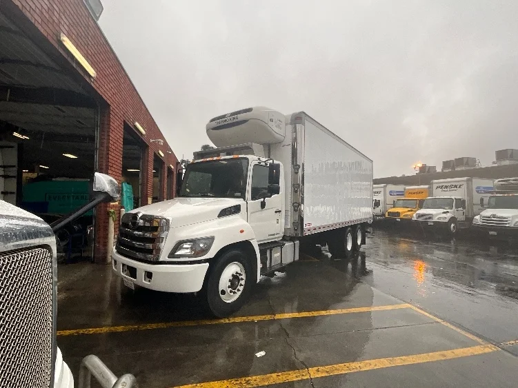 2017 Hino 338 - image 1