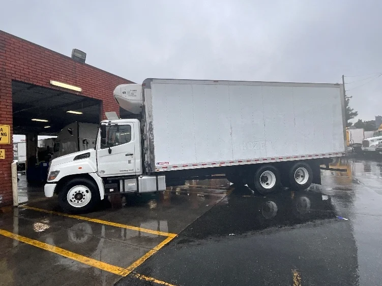 2017 Hino 338 - image 4