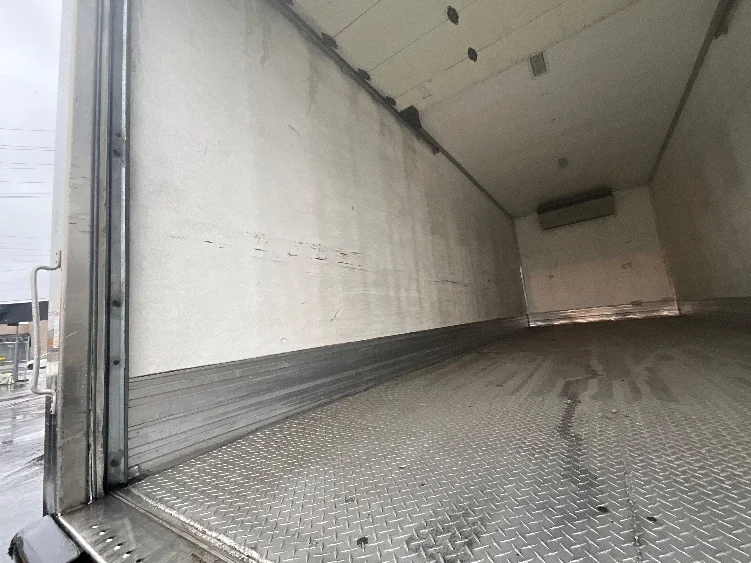 2017 Hino 338 - image 10