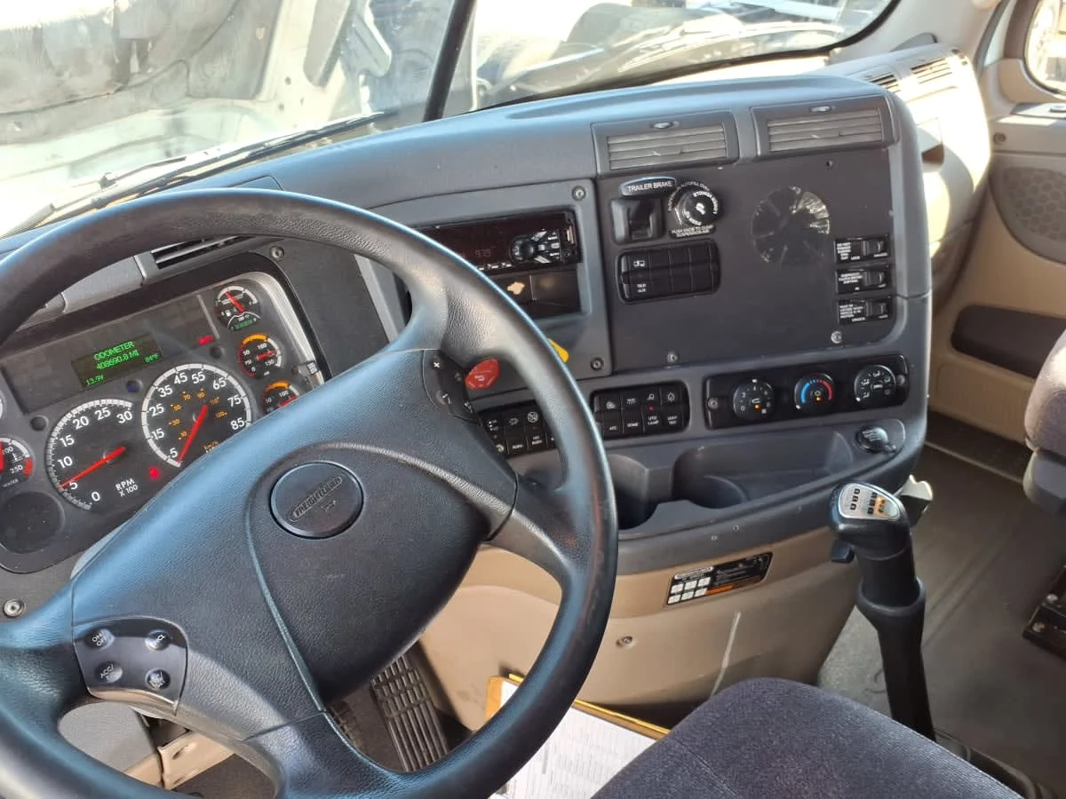 2020 Freightliner Cascadia - image 7