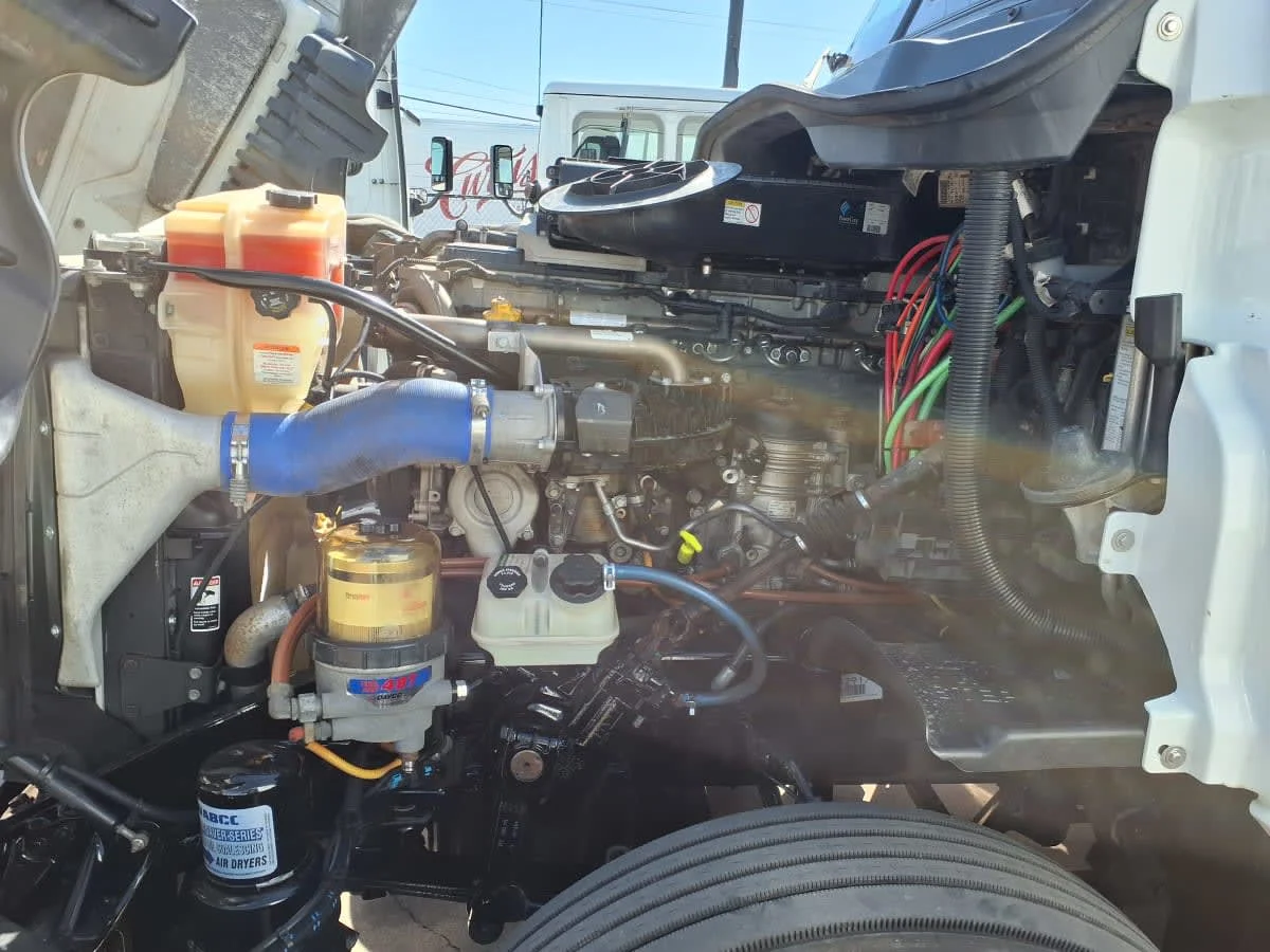 2020 Freightliner Cascadia - image 9