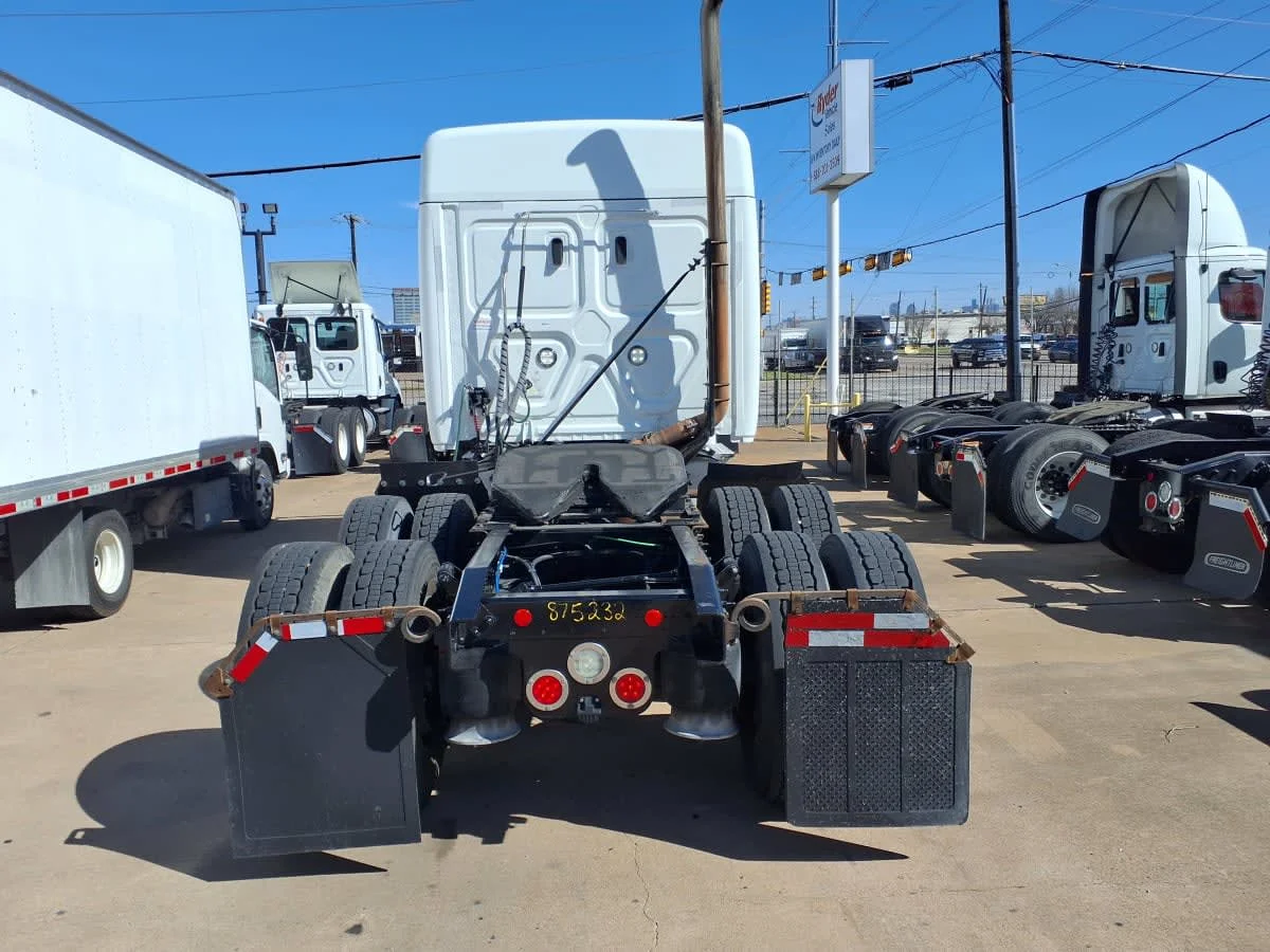 2020 Freightliner Cascadia - image 5