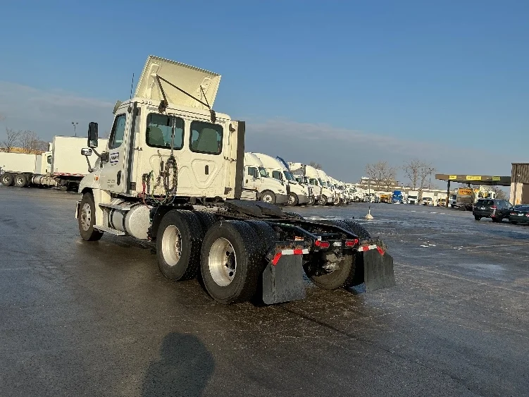 2019 Freightliner Cascadia in La Porte, IN — photo 5
