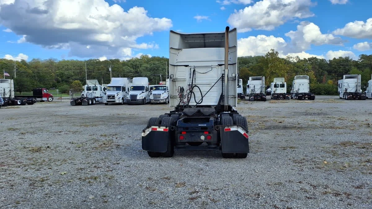 2020 Volvo VNR 640 - image 5