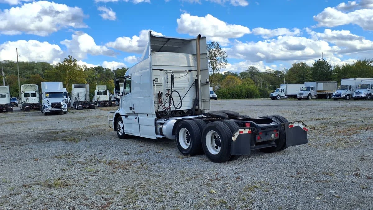 2020 Volvo VNR 640 - image 6