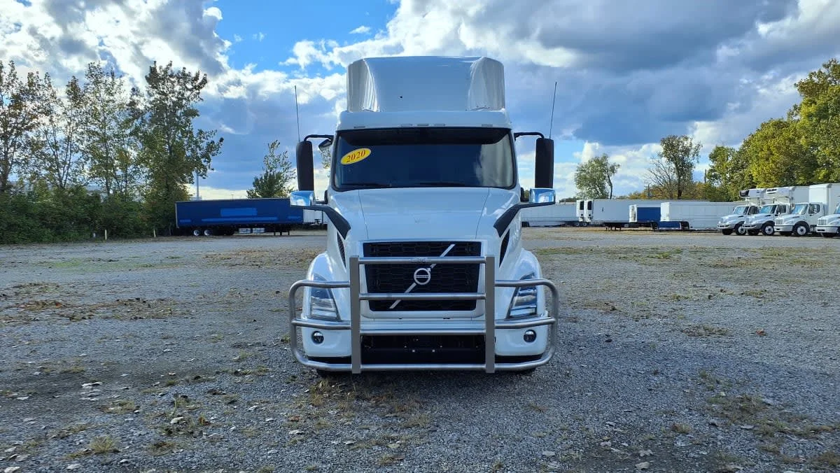 2020 Volvo VNR 640 - image 2