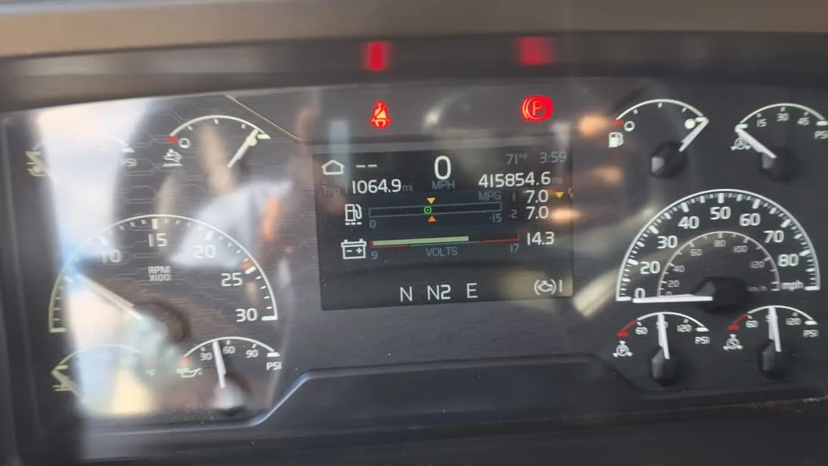 2020 Volvo VNR 640 - image 10