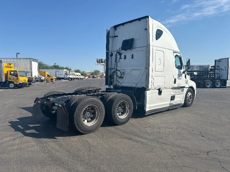 2023 Freightliner Cascadia in Phoenix, AZ — photo 7