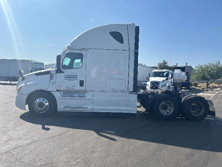 2023 Freightliner Cascadia in Phoenix, AZ — photo 4