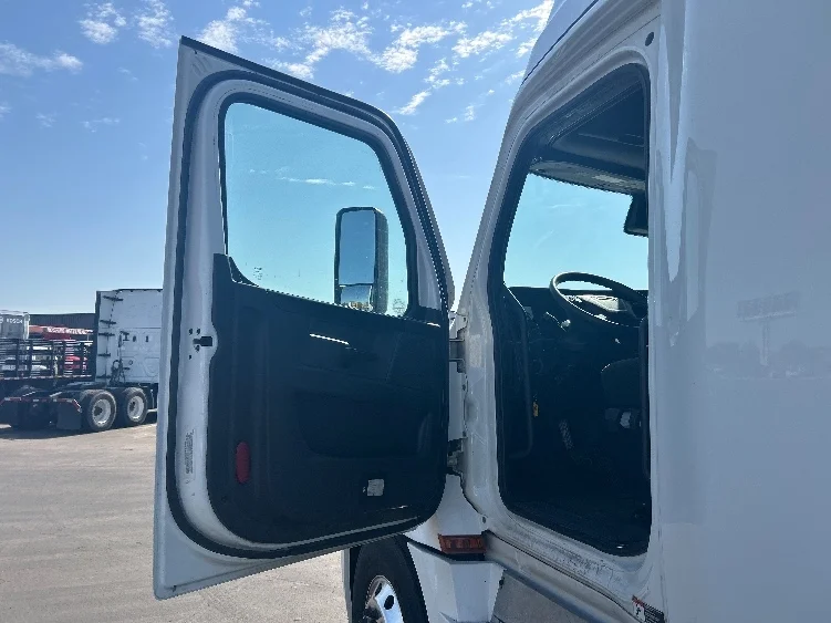 2023 Freightliner Cascadia in Phoenix, AZ — photo 9