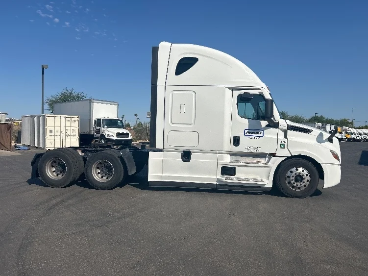 2023 Freightliner Cascadia in Phoenix, AZ — photo 8