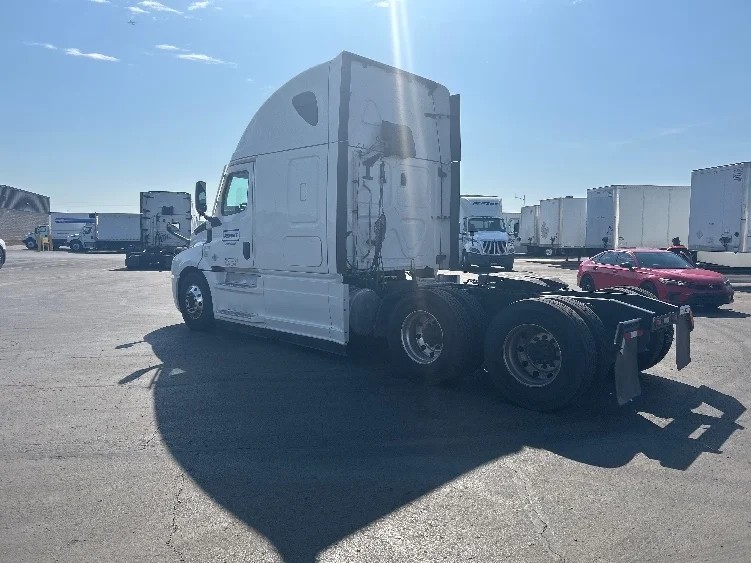2023 Freightliner Cascadia in Phoenix, AZ — photo 5