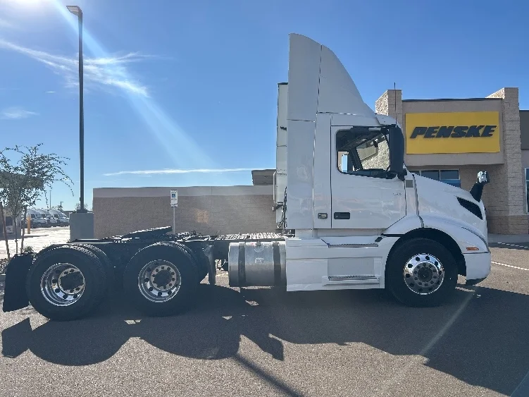 2021 Volvo VNR 640 - image 8